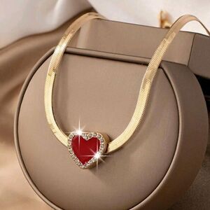 A Snakeskin Chain Heart Set With Rhinestones Oil Drop Pendant